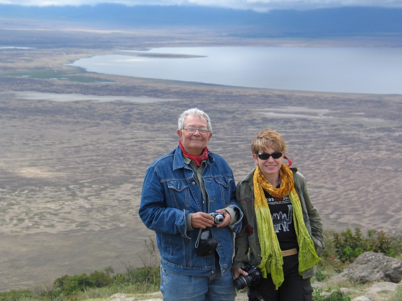La autora y Alfredo Pérez, ante el cráter de Ngorongo. |Rosa M. Tristán