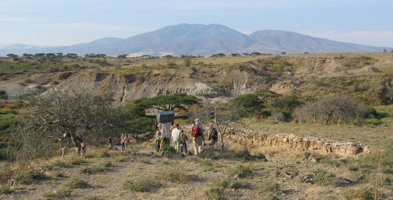 El equipo, camino de los yacimientos de Olduvai, al fondo. |R.M.T.