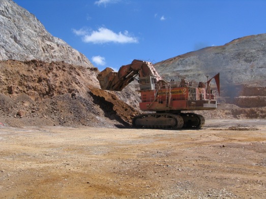 Camiones arrancando tierra en Yanacocha en 2004.|ROSA M. TRISTÁN
