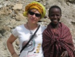 La autora y un joven masai, en Tanzania. Pieles distintas, pero desde hace sólo 8.000 años. |R.M.T.