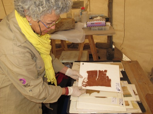 La investigadora Pía Frade, del Proyecto Djehuty, con textiles egipcios en Luxor. |R.M.T. 